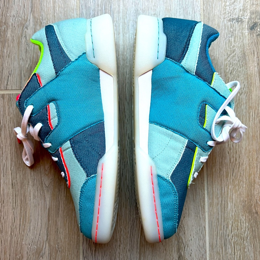 Reebok Workout Plus DC Wonder Woman Size 12M - Picture 6 of 8